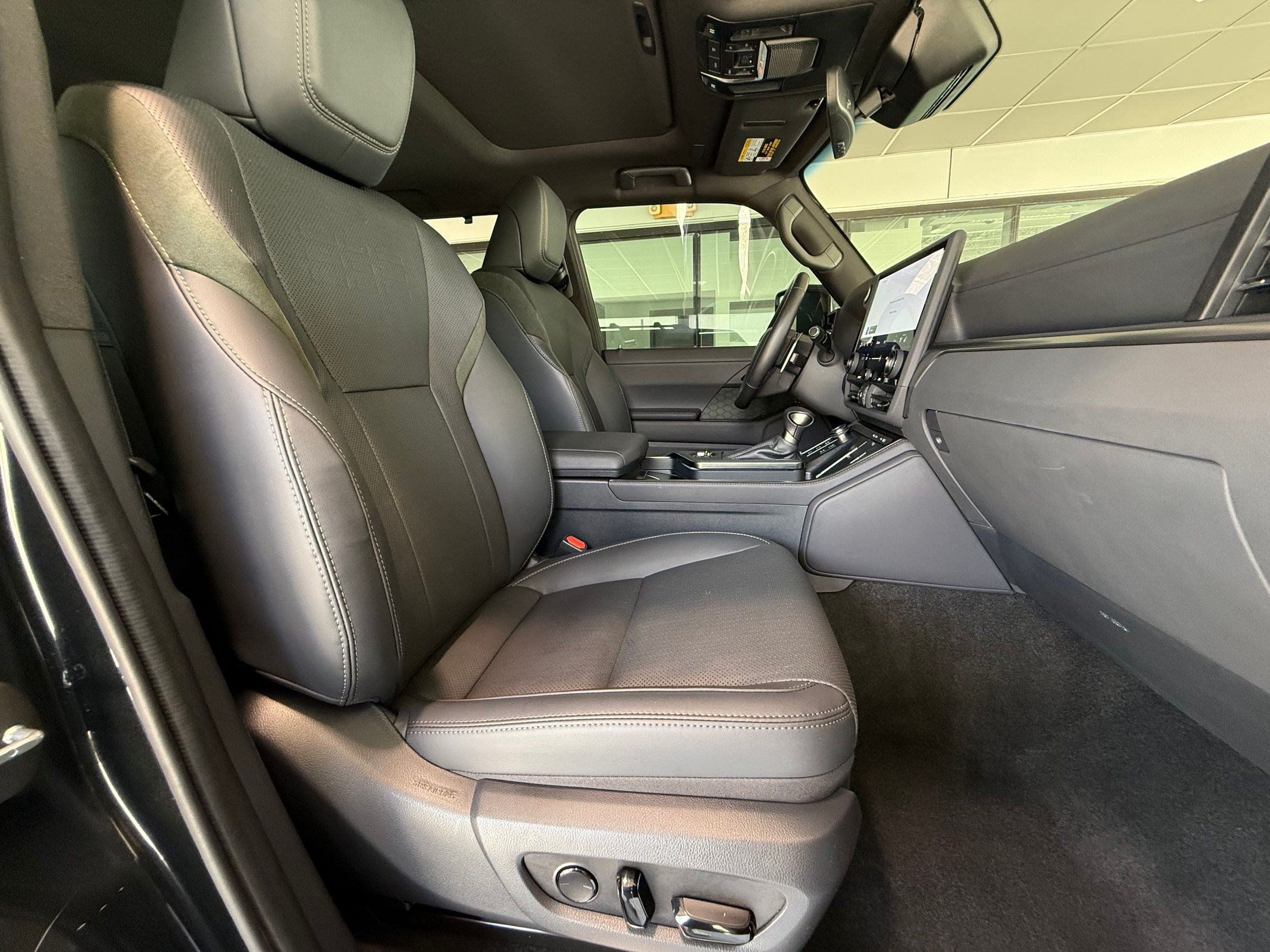 Used 2024 Lexus GX 550 AWD/4WD image 25
