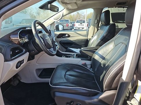 Used 2023 Chrysler Pacifica Limited image 16