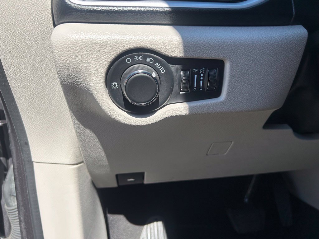 Used 2023 Chrysler Voyager LX FWD image 16