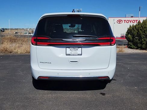 Used 2024 Chrysler Pacifica Touring-L FWD image 21