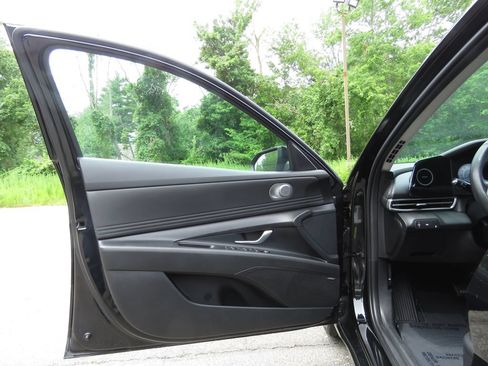 Used 2023 Hyundai Elantra Limited FWD image 9