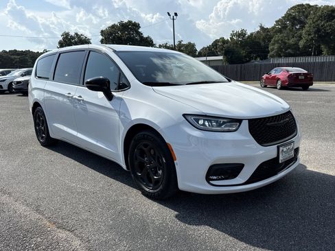 Used 2024 Chrysler Pacifica Limited FWD image 7