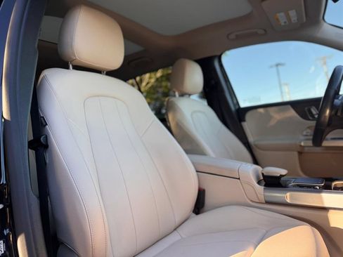 Used 2023 Mercedes-Benz GLB 250 4MATIC w/ Premium Package image 30
