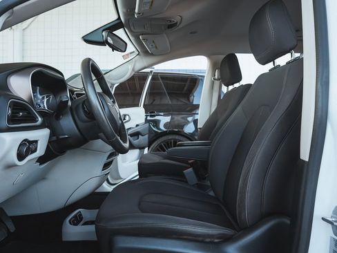 Used 2017 Chrysler Pacifica Touring image 10