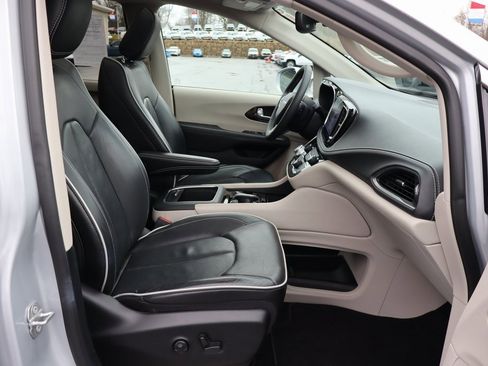Used 2022 Chrysler Pacifica Limited image 25