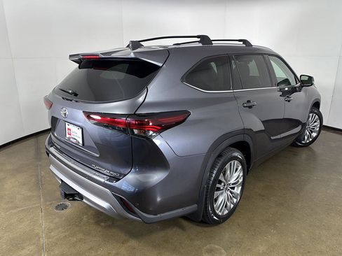 Used 2024 Toyota Highlander Platinum image 8