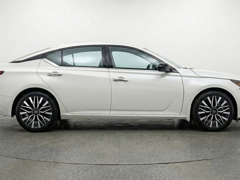 Used 2025 Nissan Altima 2.5 SV FWD image 8
