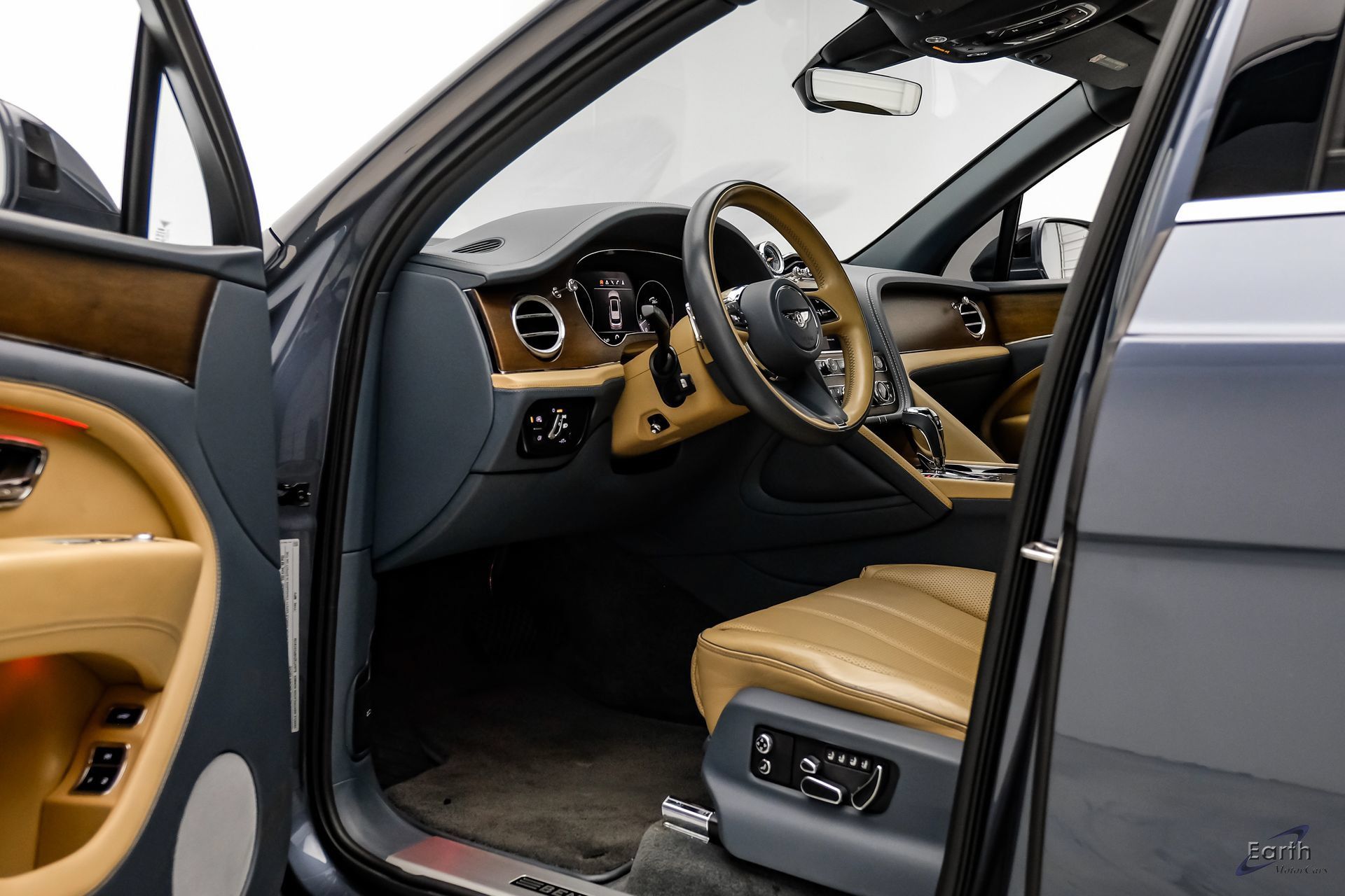 Used 2023 Bentley Bentayga Extended Wheelbase AWD/4WD image 33