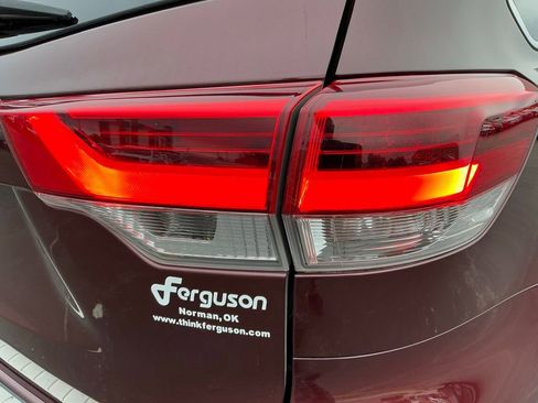 Used 2019 Toyota Highlander Plus w/ Carpet Mat Package (TMS) FWD image 16
