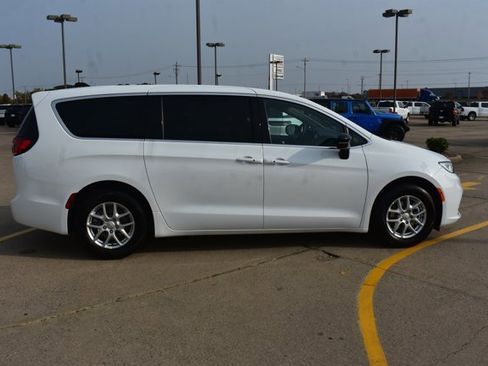 New 2026 Chrysler Pacifica Select image 4