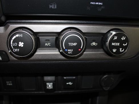 Used 2020 Toyota Tacoma SR5 RWD image 23