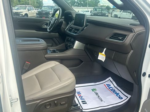 Used 2024 Chevrolet Suburban Z71 w/ Luxury Package AWD/4WD image 16