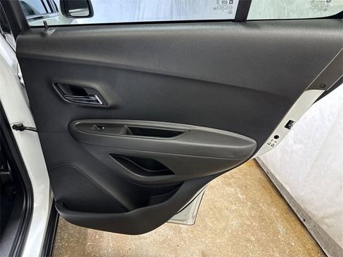 Used 2020 Chevrolet Trax LT w/ LT Convenience Package image 24