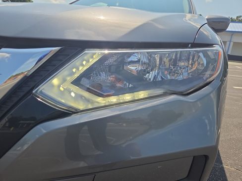 Used 2018 Nissan Rogue SV AWD/4WD image 30