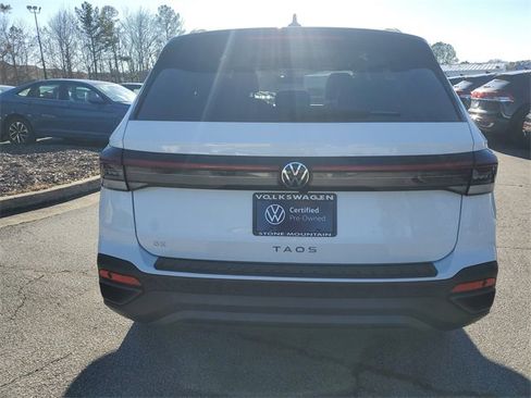 Certified 2025 Volkswagen Taos SE image 5