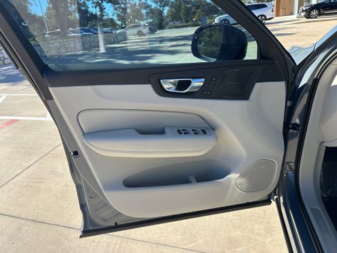 Used 2023 Volvo XC60 T8 Ultimate image 23