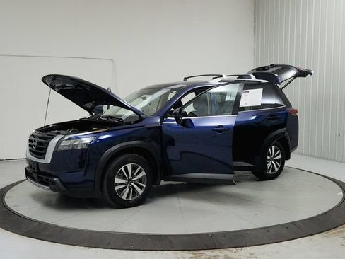 Used 2025 Nissan Pathfinder SL FWD image 11