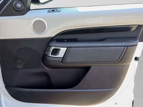 Used 2018 Land Rover Discovery SE image 36