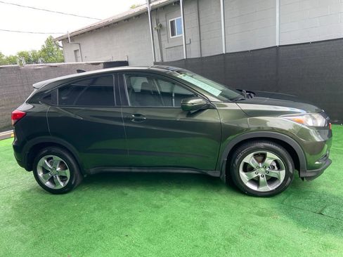 Used 2017 Honda HR-V EX image 3