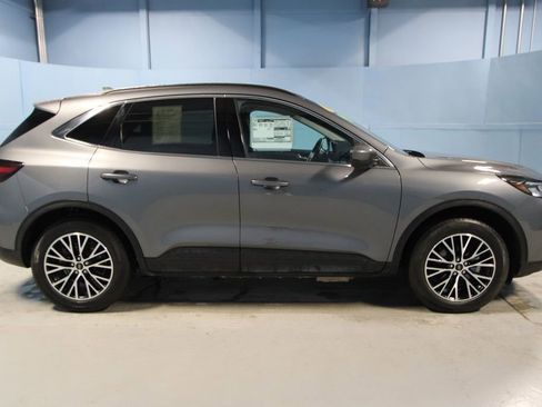 Used 2025 Ford Escape SE image 34