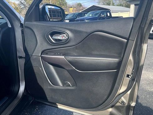 Used 2019 Jeep Cherokee Limited image 18