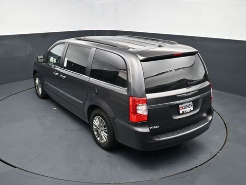 Used 2016 Chrysler Town & Country Touring-L w/ Driver Convenience Group image 37