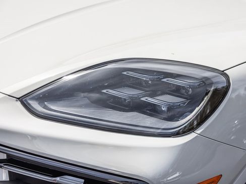 Used 2025 Porsche Cayenne Coupe image 24