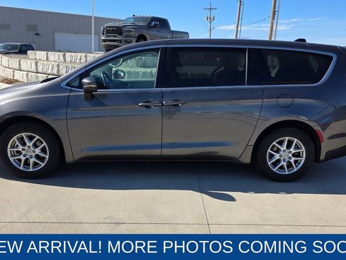 Used 2023 Chrysler Pacifica Touring-L image 2