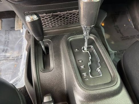 Used 2017 Jeep Wrangler Unlimited Rubicon AWD/4WD image 17