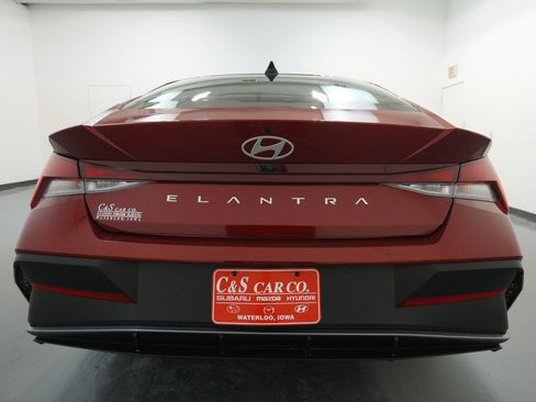 Certified 2025 Hyundai Elantra SE image 8