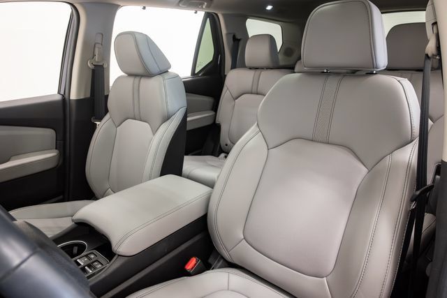 Used 2025 Honda Pilot Touring image 11