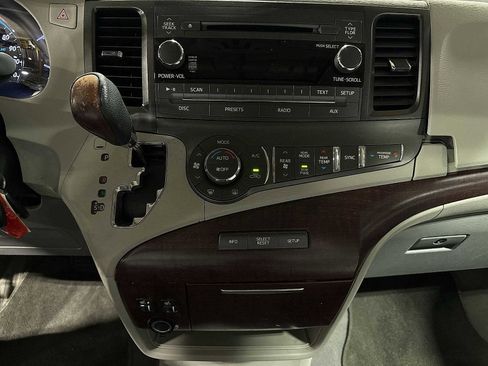 Used 2011 Toyota Sienna XLE image 21