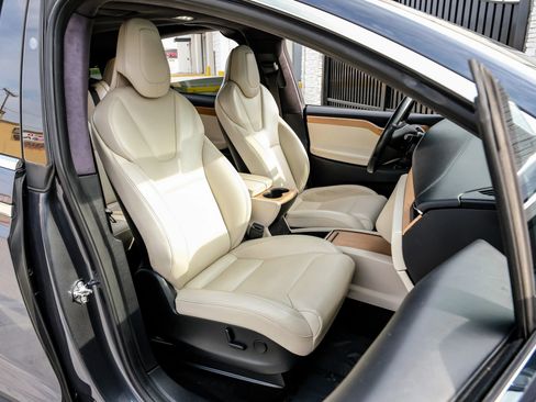 Used 2019 Tesla Model X 75D image 38