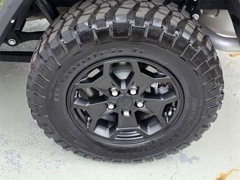 Used 2023 Jeep Gladiator Willys image 37