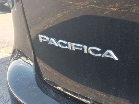 Used 2024 Chrysler Pacifica Touring-L image 31