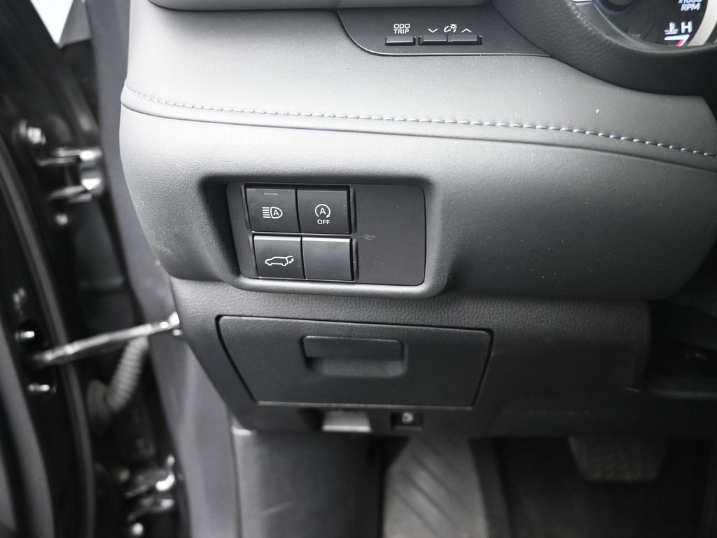 Used 2024 Toyota Highlander XLE FWD image 16