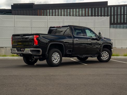 Used 2024 Chevrolet Silverado 3500 LTZ w/ LTZ Convenience Package AWD/4WD image 4
