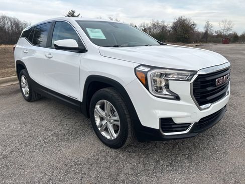 Used 2024 GMC Terrain SLE image 3