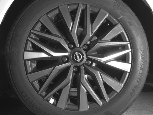 Used 2025 Nissan Altima 2.5 SV FWD image 14