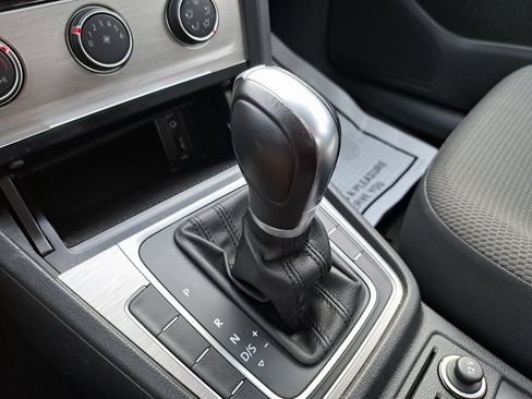 Used 2017 Volkswagen Golf S image 16