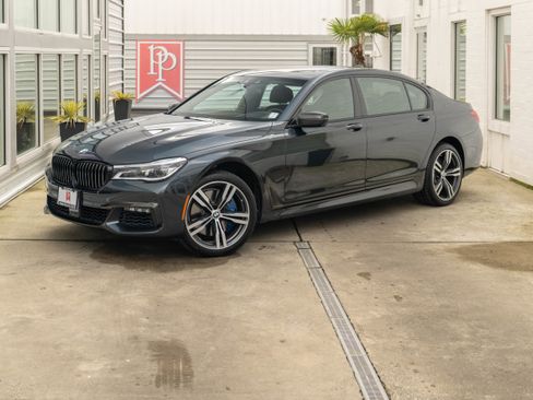 Used 2018 BMW 750i image 2