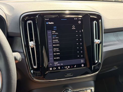 Used 2023 Volvo C40 P8 Recharge Ultimate image 23