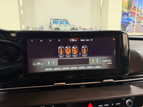 Used 2023 Kia Carnival EX FWD image 41