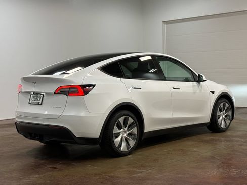 Used 2021 Tesla Model Y Long Range AWD/4WD image 23