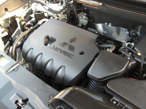 Used 2018 Mitsubishi Outlander LE image 8