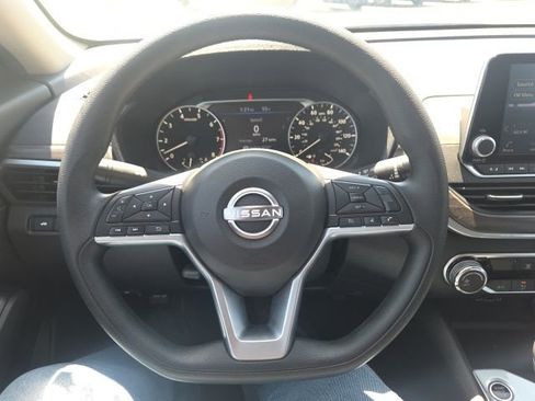 Used 2025 Nissan Altima 2.5 SV FWD image 31