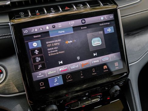 Used 2022 Jeep Grand Cherokee Limited image 40