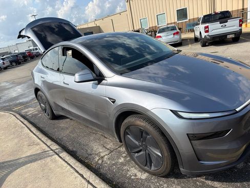 Used 2026 Tesla Model Y Long Range AWD/4WD image 1