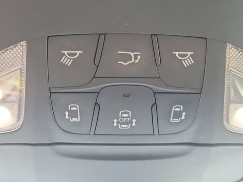Used 2020 Chrysler Pacifica Limited w/ Advanced Safetytec Group FWD image 36