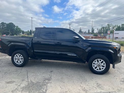 Used 2025 Toyota Tacoma SR5 RWD image 33